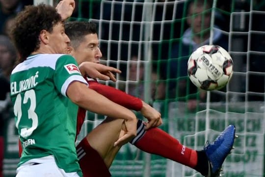 Bremens Milos Veljkovic (l) musste gegen Bayern wegen einer Verletzung ausgewechselt werden.