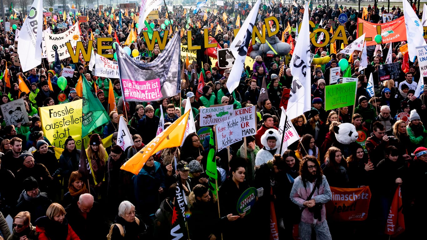 Proteste in Berlin: Zahlreiche Teilnehmer einer Demonstration von Umweltschützern mit dem Motto "Kohle Stoppen - Klimaschutz jetzt" haben sich am Kanzleramt versammelt.