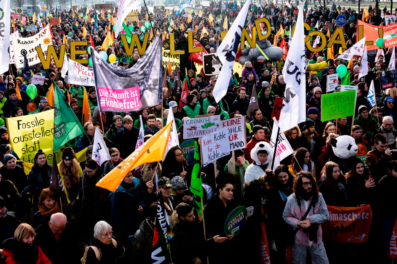 Proteste in Berlin: Zahlreiche Teilnehmer einer Demonstration von Umweltschützern mit dem Motto "Kohle Stoppen - Klimaschutz jetzt" haben sich am Kanzleramt versammelt.