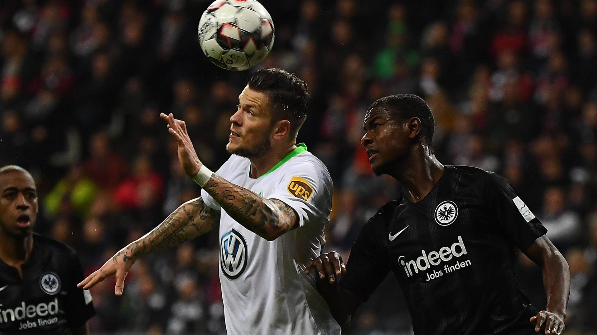 Mit Köpfchen: Wolfsburgs Daniel Ginczek ist vor Evan N'Dicka am Ball.