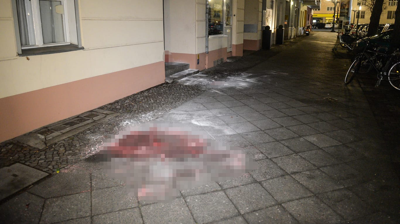 Berlin: Auf einem Bürgersteig in Berlin-Charlottenburg ist eine Blutlache zu sehen. Zuvor wurde an der Stelle ein Mann auf offener Straße erschossen, wie ein Sprecher der Polizei sagte. (Das Bild wurde redaktionell verpixelt).