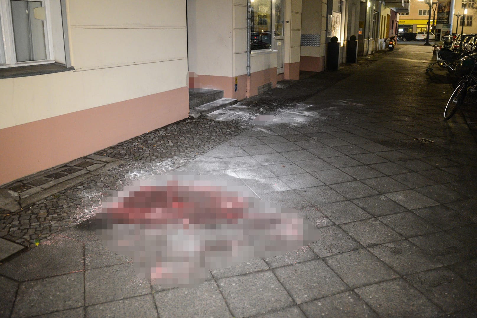 Berlin: Auf einem Bürgersteig in Berlin-Charlottenburg ist eine Blutlache zu sehen. Zuvor wurde an der Stelle ein Mann auf offener Straße erschossen, wie ein Sprecher der Polizei sagte. (Das Bild wurde redaktionell verpixelt).