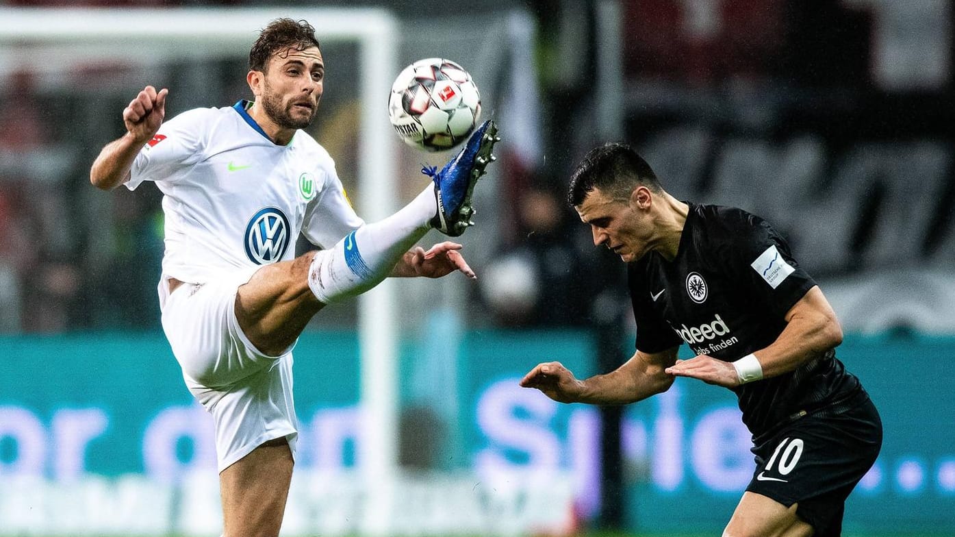 Gefährliches Spiel? Wolfsburgs Admir Mehmedi spitzelt den Ball vor Frankfurts Filip Kostic weg. Gefährliches Spiel? Wolfsburgs Admir Mehmedi spitzelt den Ball vor Frankfurts Filip Kostic weg.