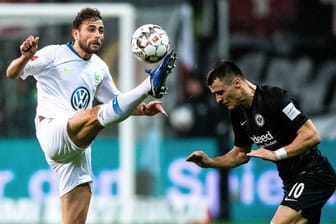 Gefährliches Spiel? Wolfsburgs Admir Mehmedi spitzelt den Ball vor Frankfurts Filip Kostic weg.