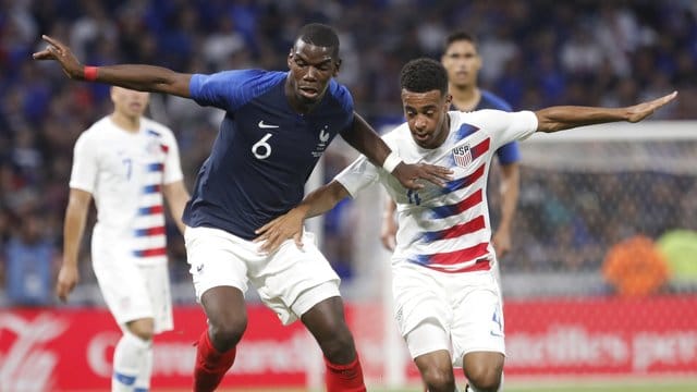 Tyler Adams (r), hier gegen Paul Pogba, hat bereits neun Länderspiele für die USA bestritten.