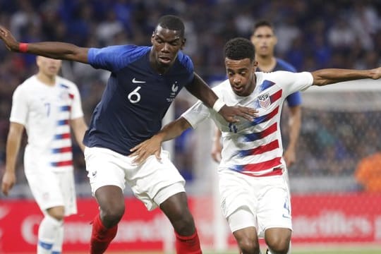 Tyler Adams (r), hier gegen Paul Pogba, hat bereits neun Länderspiele für die USA bestritten.