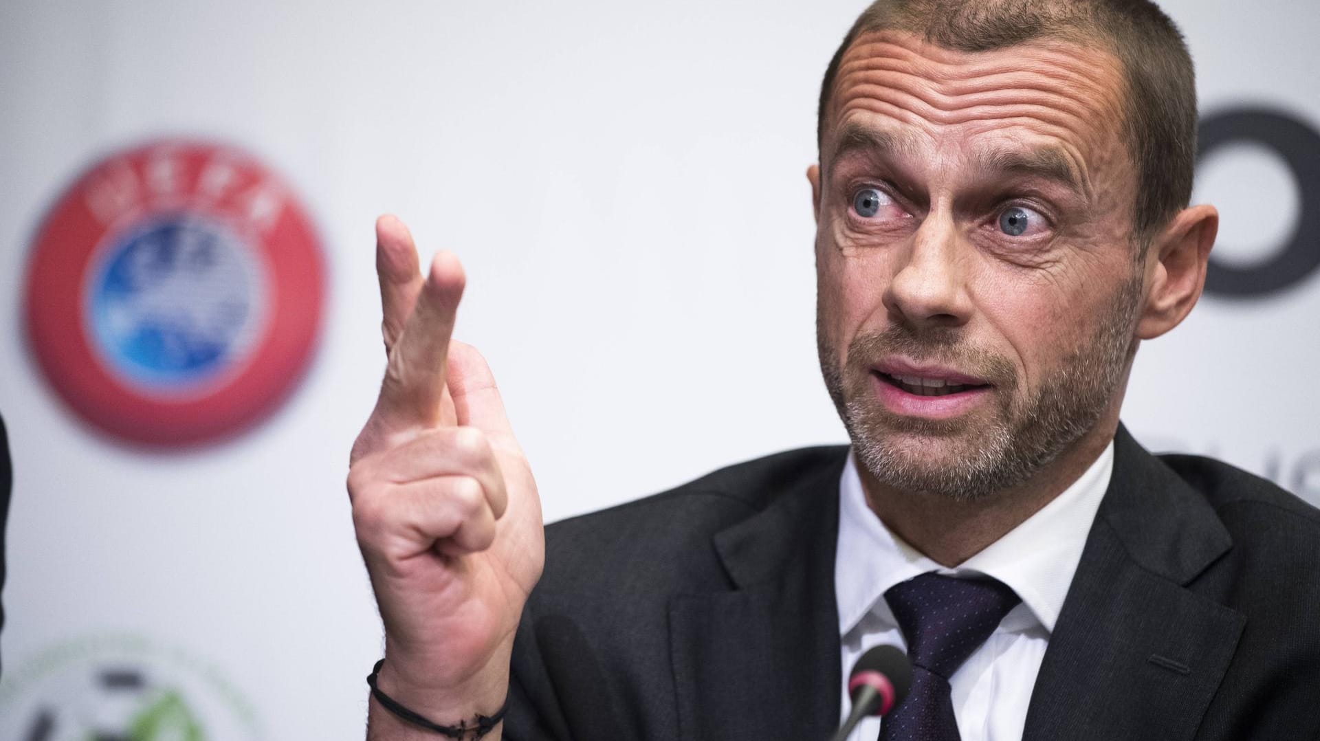 Eins, zwei, drei: Uefa-Präsident Aleksander Ceferin zählt die künftige Anzahl der Europapokal-Wettbewerbe.