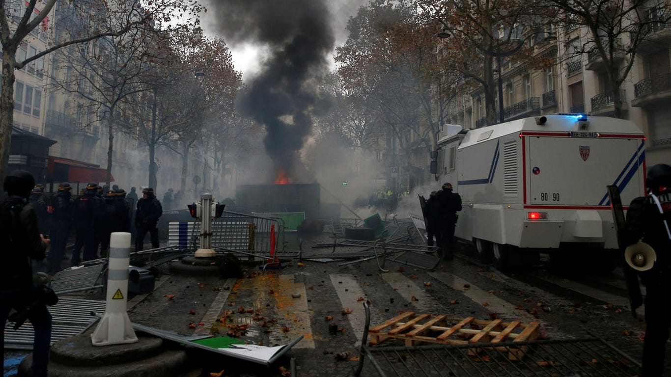 Brennende Barrikaden in Paris: Die Polizei geht mit Wasserwerfern gegen die "Gelbwesten"-Proteste vor.