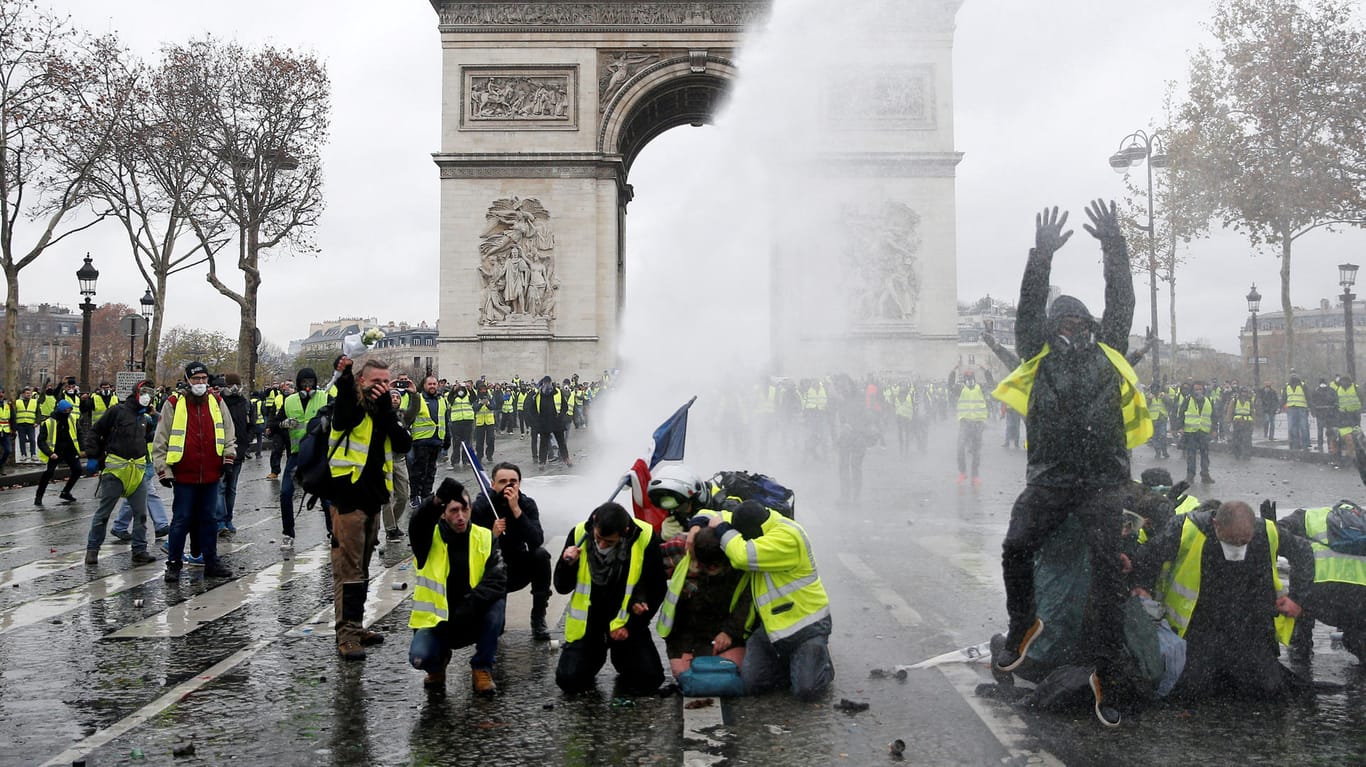 Menschen mit gelben Westen demonstrieren in Paris: Der Kern demonstriert gegen höhere Steuern für Diesel in Frankreich.