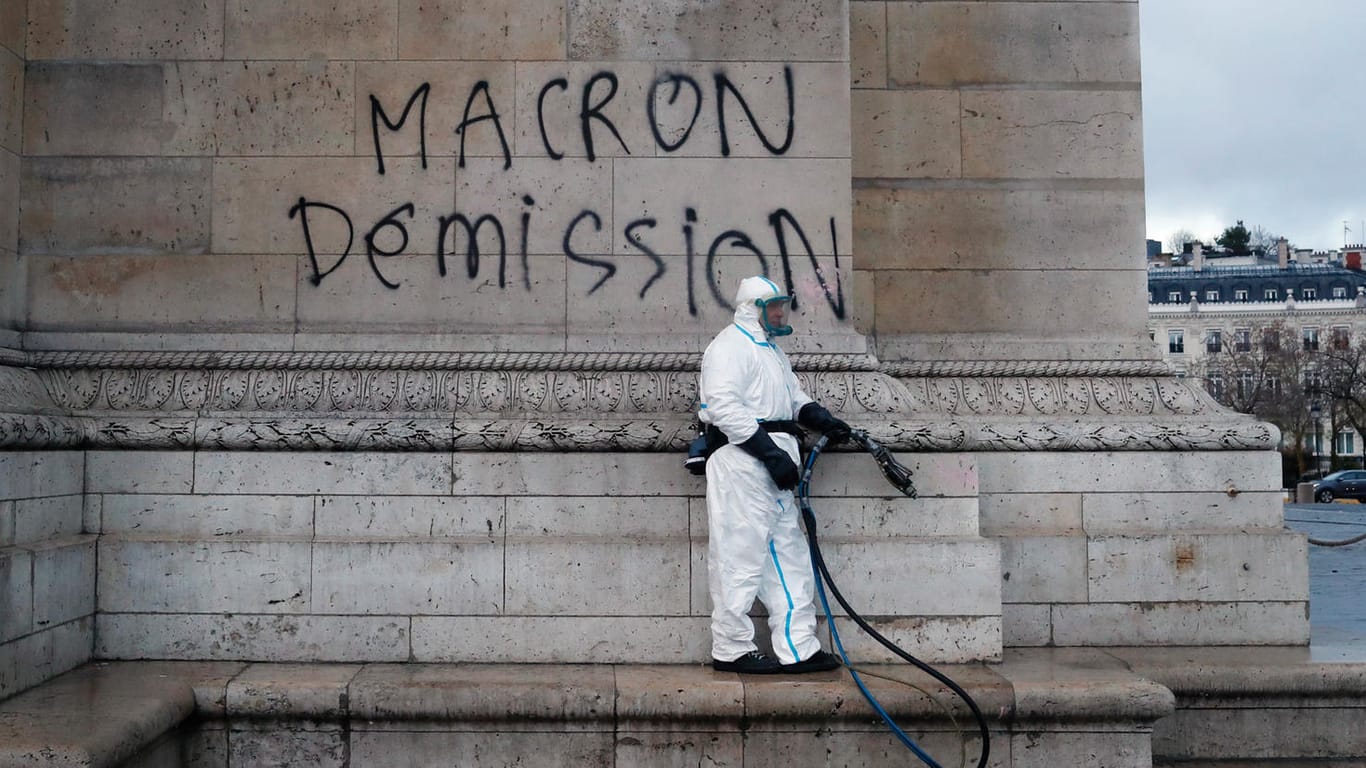 Die Demonstranten fordern den Rücktritt Macrons, so auch auf einem Graffiti am "Arc de Triomphe".
