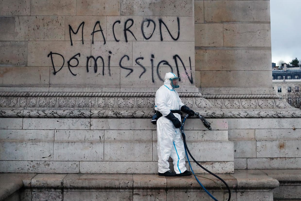 Die Demonstranten fordern den Rücktritt Macrons, so auch auf einem Graffiti am "Arc de Triomphe".