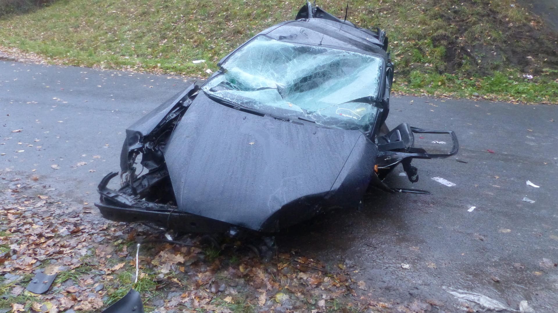 Eine Funkstreife der Autobahnpolizei Geestland fand unter einer Autobahnbrücke der A27 ein verunfalltes Fahrzeug. Der schwer verletzte Insasse wurde mit dem Rettungswagen ins Krankenhaus gebracht.