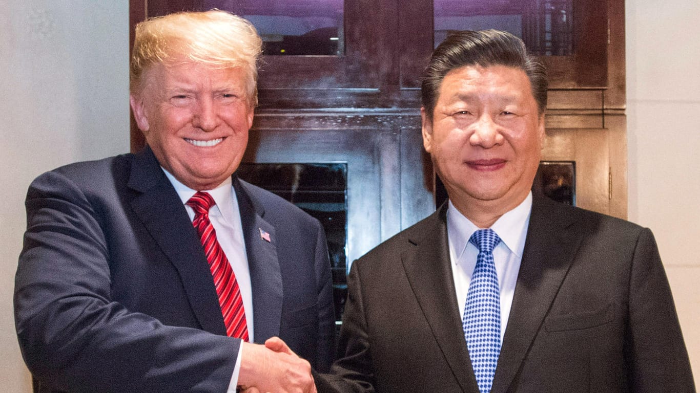 Der chinesische Präsident Xi Jinping gibt seinem US-amerikanischen Amtskollegen Donald Trump die Hand. Die USA und China haben eine vorläufige Einigung in ihrem seit Monaten laufenden Handelskrieg erzielt.