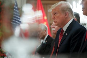 Buenos Aires: Donald Trump sitzt sich beim bilateralen Treffen im Rahmen des G20-Gipfels Jinping, dem Staatschef von China, gegenüber.