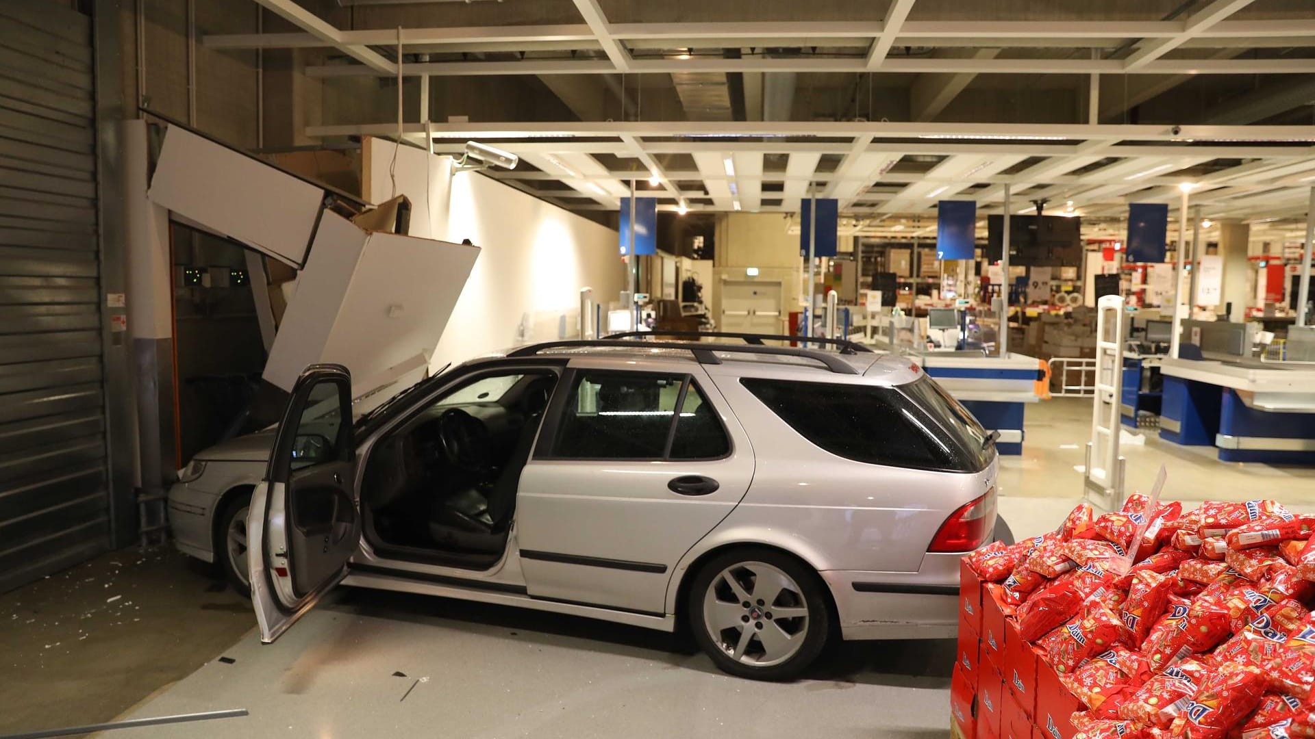 Auto fährt in Ikea-Einrichtungshaus: Die Fahrübungen einer Autofahrerin auf dem Parkplatz des Möbelhauses endeten im Gebäudeinneren.