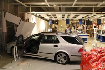 Auto fährt in Ikea-Einrichtungshaus: Die Fahrübungen einer Autofahrerin auf dem Parkplatz des Möbelhauses endeten im Gebäudeinneren.