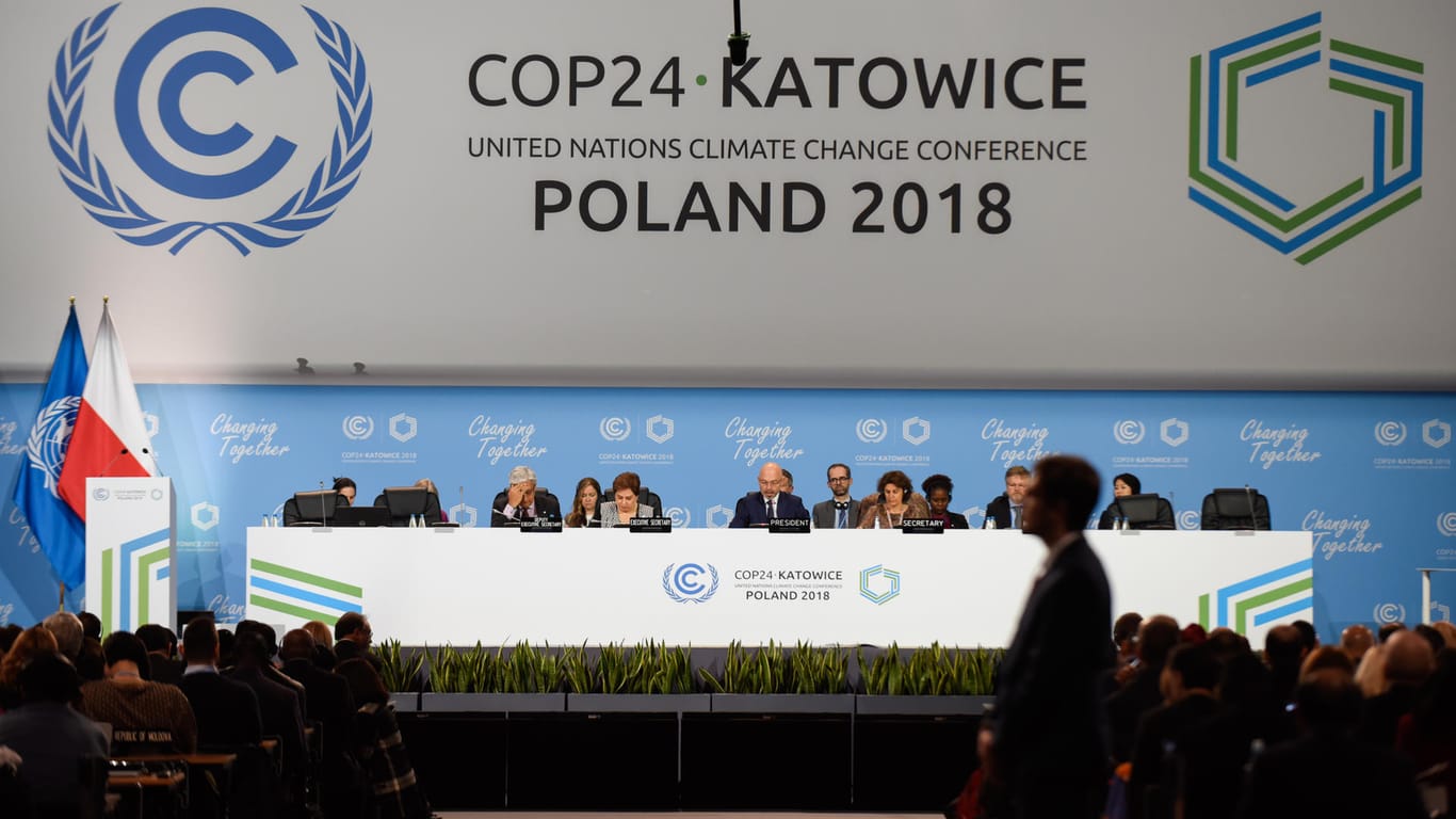 Ansicht des Rednerpults der Klimakonferenz der Vereinten Nationen "COP24": Der UN-Klimagipfel zum Klimawandel findet in der polnischen Stadt Kattowitz statt.
