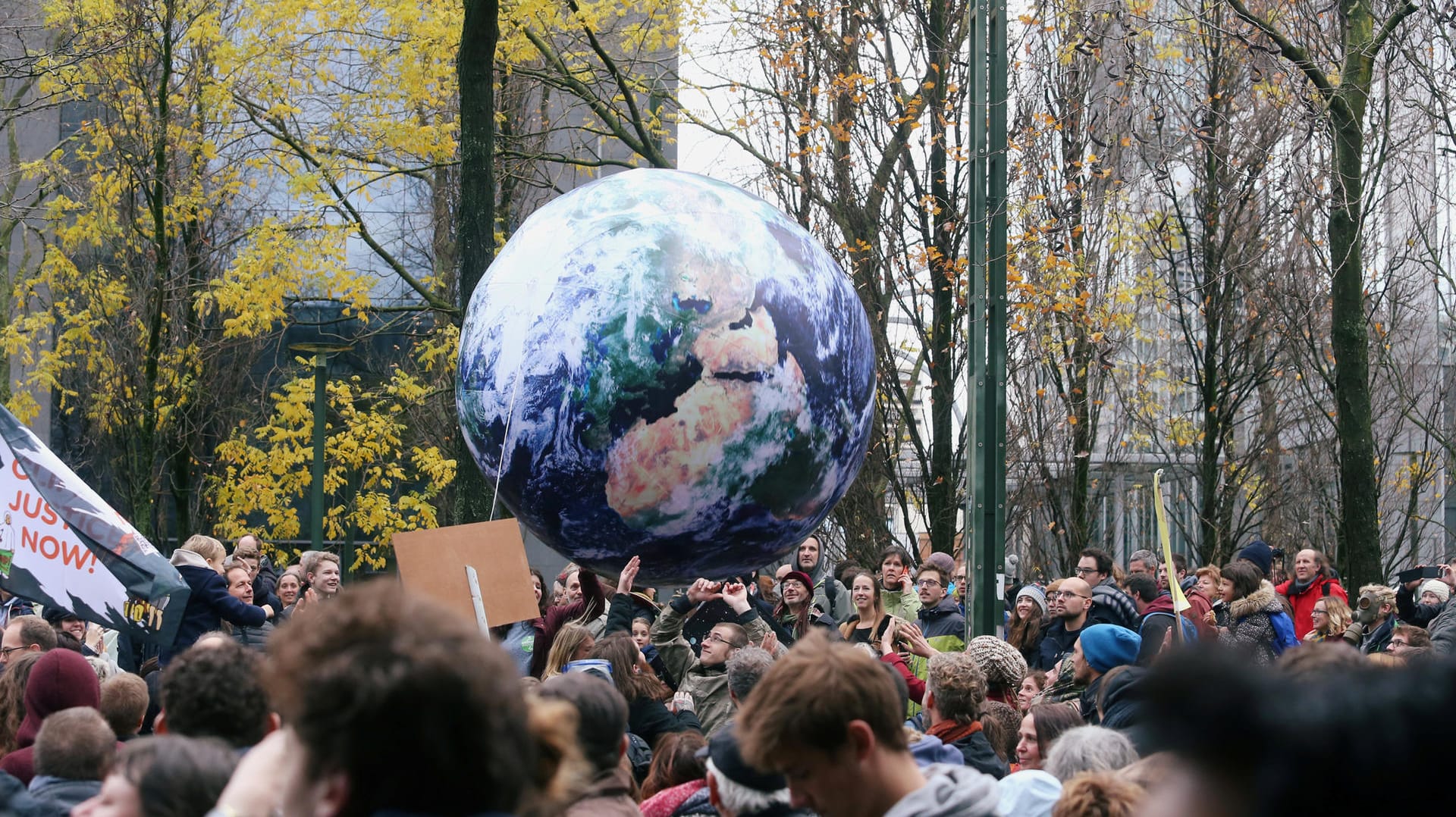 Demonstranten in Brüssel: Vor der UN-Klimakonferenz gingen Tausende Menschen in Europa auf die Strassen, um ihre Regierungen zum Handeln aufzufordern.