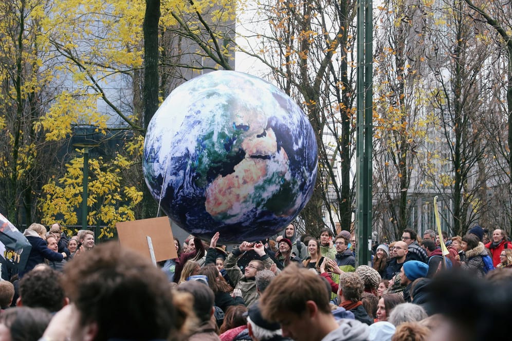 Demonstranten in Brüssel: Vor der UN-Klimakonferenz gingen Tausende Menschen in Europa auf die Strassen, um ihre Regierungen zum Handeln aufzufordern.