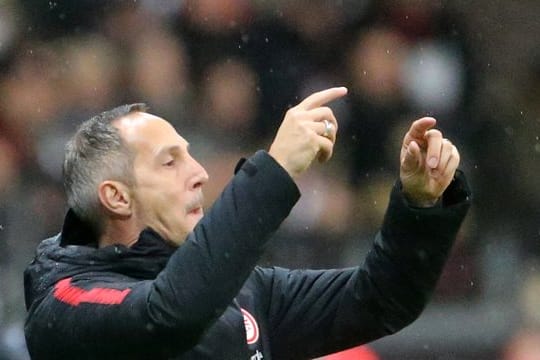 Frankfurts Trainer Adi Hütter zeigt sich nach der Niederlage gegen Wolfsburg enttäuscht.