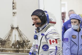 David Saint Jacques (M), Astronaut aus Kanada, kurz vor dem Start der Sojus-FG-Rakete.