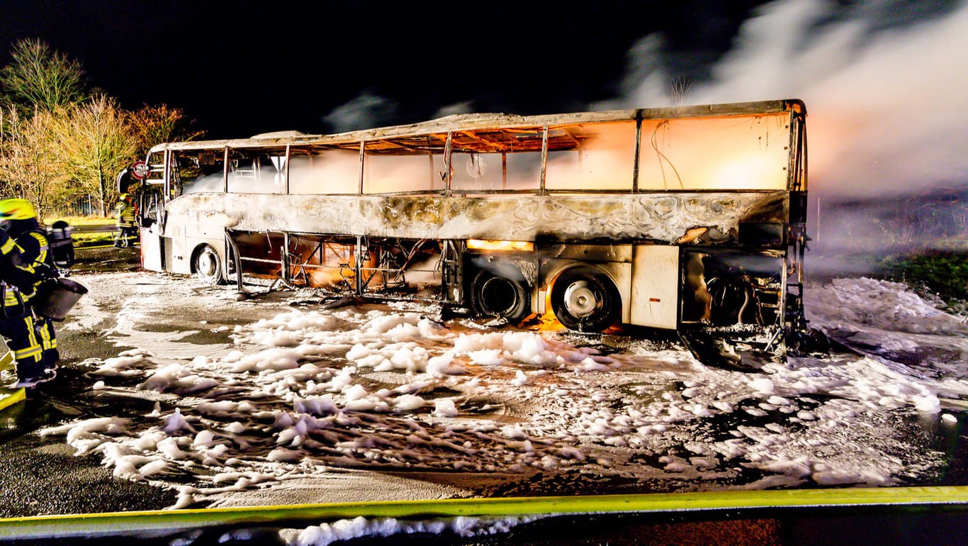 Ein ausgebrannter Reisebus steht auf der Autobahn A3: Die Polizei schätzt den Schaden auf rund 200.000 Euro.