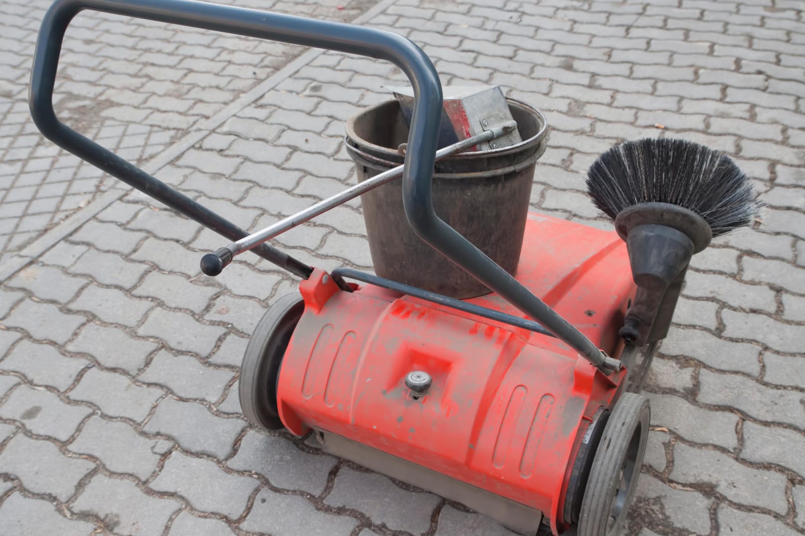 Mit einer Kehrmaschine sparen Hausbesitzer richtig viel Zeit beim Reinigen von Außenflächen.