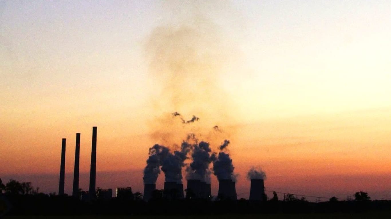 Rauchwolken über dem Kraftwerk Jänschwalde: In Deutschland wird weiter ein großer Teil des Stroms aus Kohle gewonnen.