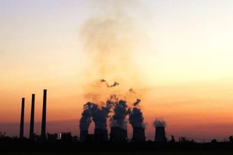 Rauchwolken über dem Kraftwerk Jänschwalde: In Deutschland wird weiter ein großer Teil des Stroms aus Kohle gewonnen.