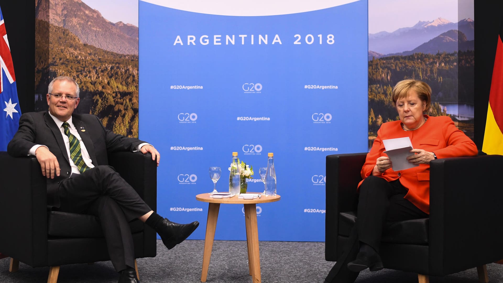 Angela Merkel und Scott Morrison beim G20-Gipfel: Während ihres Treffens mit dem australischen Premier überprüfte die Bundeskanzlerin ihre Notizen zu seiner Person. Angela Merkel und Scott Morrison beim G20-Gipfel: Während ihres Treffens mit dem australischen Premier überprüfte die Bundeskanzlerin ihre Notizen zu seiner Person.