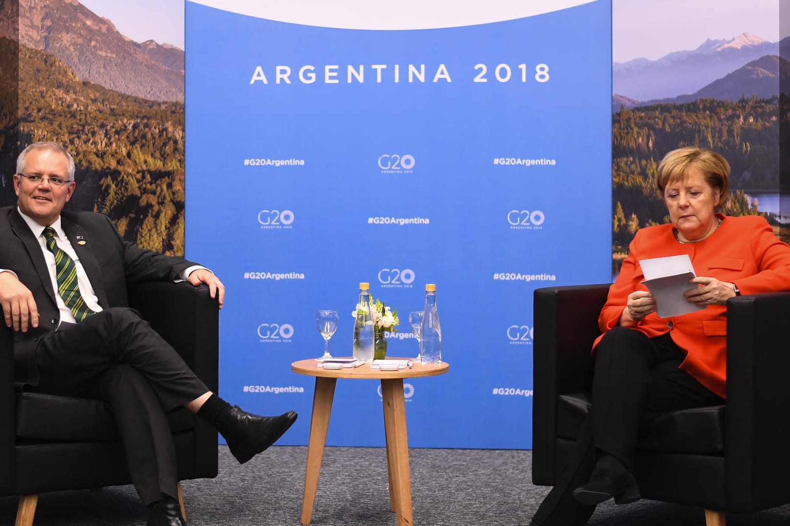 Angela Merkel und Scott Morrison beim G20-Gipfel: Während ihres Treffens mit dem australischen Premier überprüfte die Bundeskanzlerin ihre Notizen zu seiner Person.