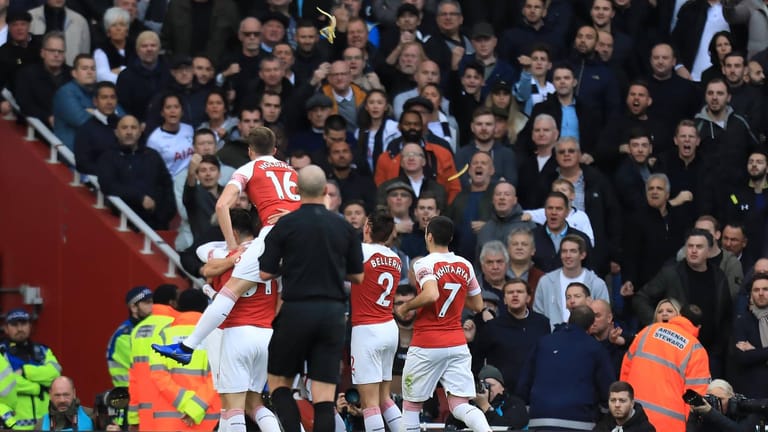 Die Arsenal-Stars um Aubameyang (verdeckt) beim Torjubel gegen Tottenham. Am oberen Bildrand ist die Bananenschale zu erkennen.
