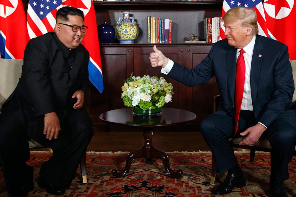 Nordkoreas Machthaber Kim Jong Un (l.) und US-Präsident Donald Trump bei ihrem Treffen im Juni: Kommt der nächste Gipfel schon im Januar?