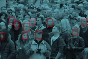 Rot markierte Personen: Eine Szene aus dem Video des "Zentrums für politische Schönheit" zu ihrer "Soko Chemnitz". Die Unkenntlichmachung erfolgte durch t-online.de.
