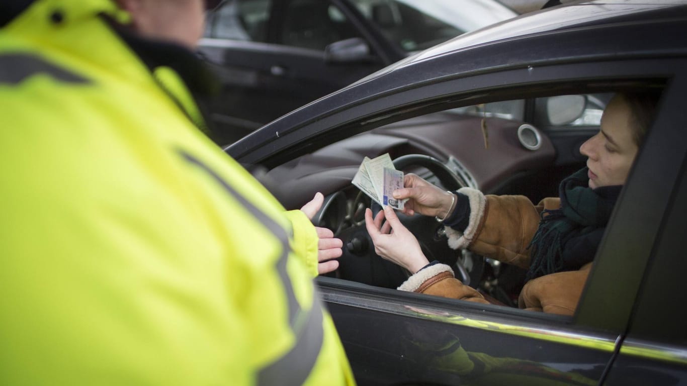 Polizeikontrolle: Auch vermeintlich kleine Sünden können Verkehrsteilnehmer in große Gefahr bringen – und ein sattes Bußgeld nach sich ziehen.