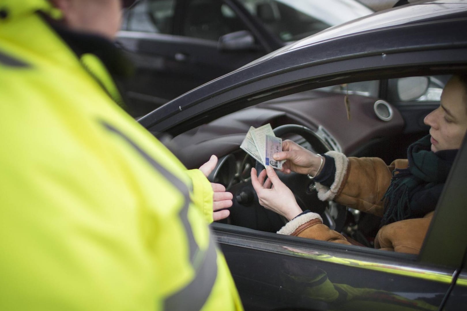 Polizeikontrolle: Auch vermeintlich kleine Sünden können Verkehrsteilnehmer in große Gefahr bringen – und ein sattes Bußgeld nach sich ziehen.