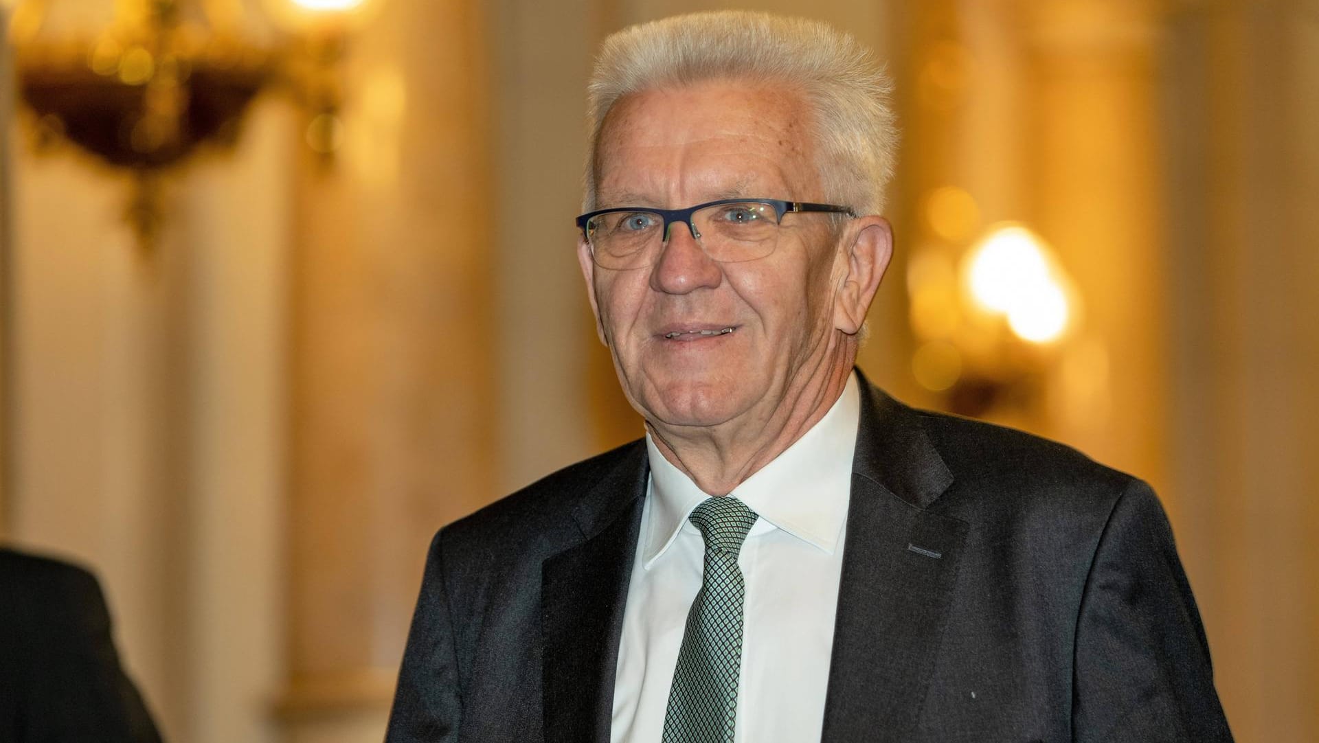 Winfried Kretschmann: Der grüne Ministerpräsident von Baden-Württemberg ließ sich im Naturschutzgebiet Pläne für einen Aussichtsturm zeigen.