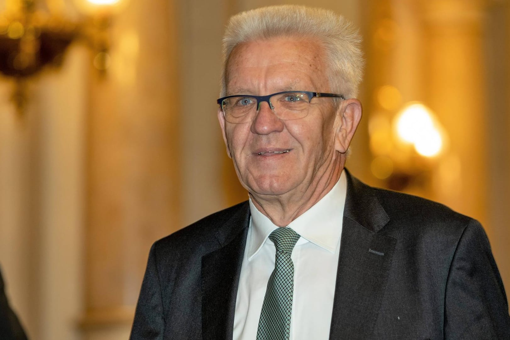 Winfried Kretschmann: Der grüne Ministerpräsident von Baden-Württemberg ließ sich im Naturschutzgebiet Pläne für einen Aussichtsturm zeigen.