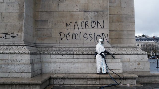 Ein Arbeiter der Stadtreinigung beseitigt Grafitti von einer Wand des Arc de Triomphe. Ein Arbeiter der Stadtreinigung beseitigt Grafitti von einer Wand des Arc de Triomphe.