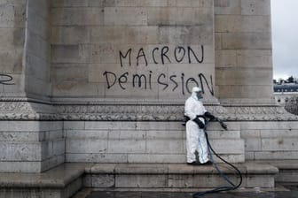 Ein Arbeiter der Stadtreinigung beseitigt Grafitti von einer Wand des Arc de Triomphe.
