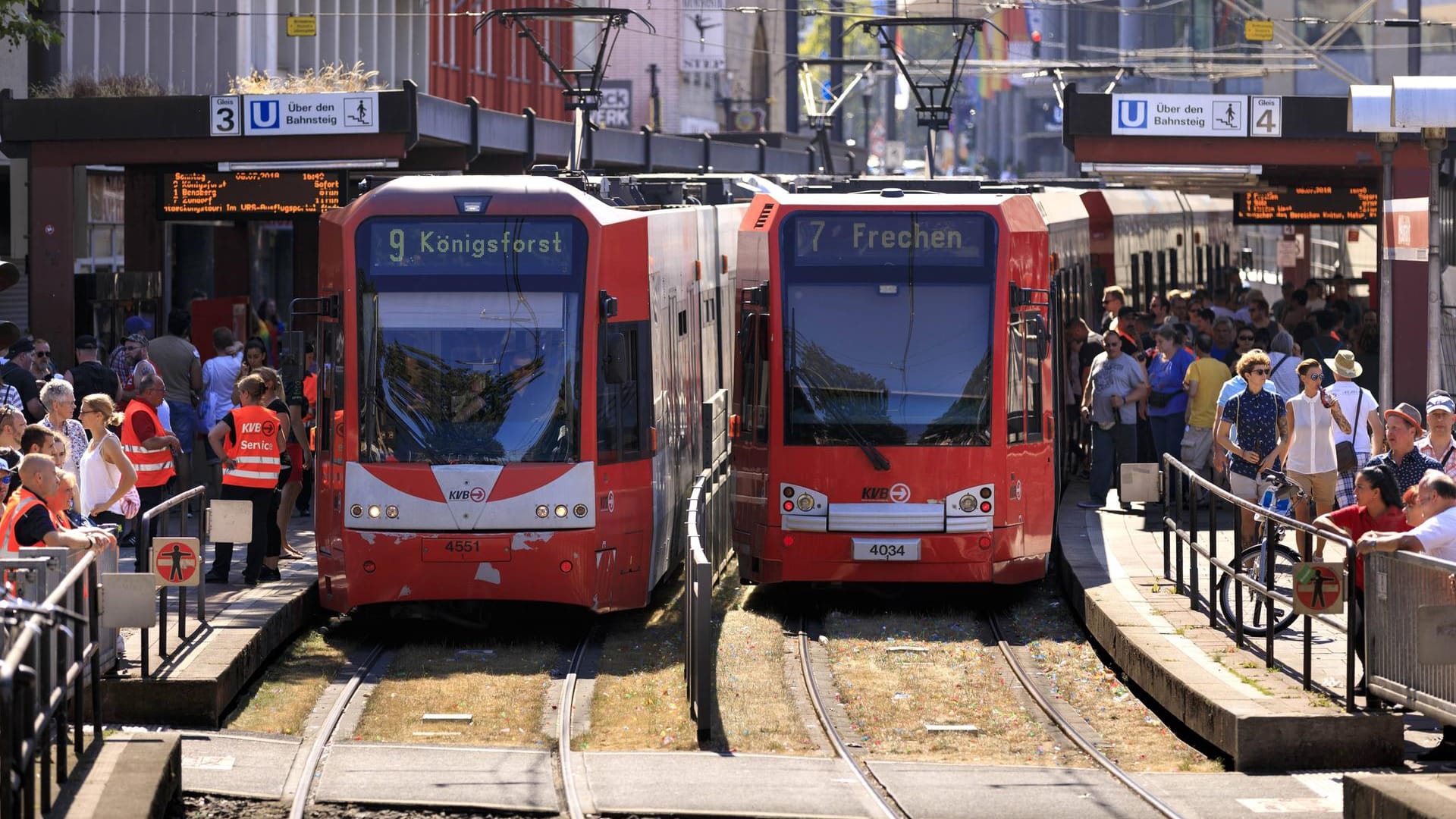 Passanten an der KVB-Haltestelle Heumarkt (Symbolbild): Nach einer Reizgas-Attacke in einer Straßenbahn hofft die Polizei auf Hinweise aus Videoaufzeichnungen.