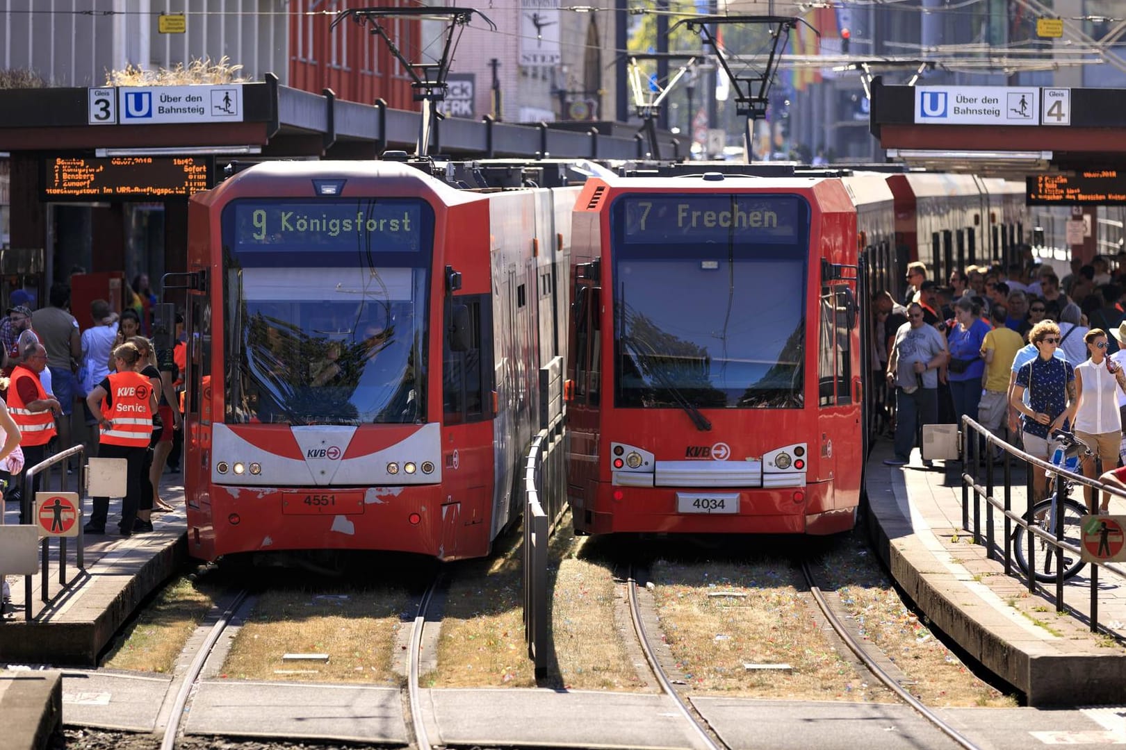 Passanten an der KVB-Haltestelle Heumarkt (Symbolbild): Nach einer Reizgas-Attacke in einer Straßenbahn hofft die Polizei auf Hinweise aus Videoaufzeichnungen.