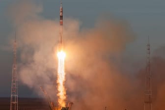 Die Sojus-Rakete hebt in Kasachstan ab: Der Start zur ISS war diesmal erfolgreich.