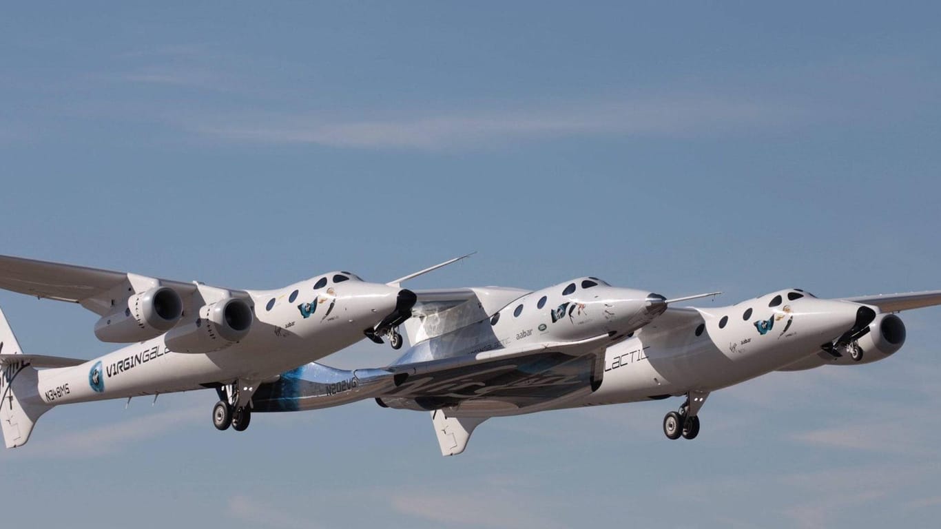 Die VSS Unity: Das Trägerflugzeug Whiteknight Two (außen) bringt Spaceship Two (mittig) in eine Höhe von etwa 14 Kilometern und klinkt sich aus.