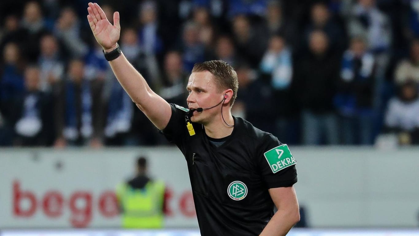 In der Bundesliga schon längst im Einsatz: Robert Kampka verkündet ein Urteil des Videoassistenten.