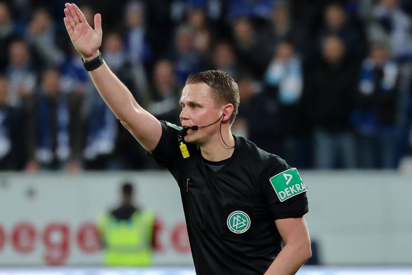 In der Bundesliga schon längst im Einsatz: Robert Kampka verkündet ein Urteil des Videoassistenten.