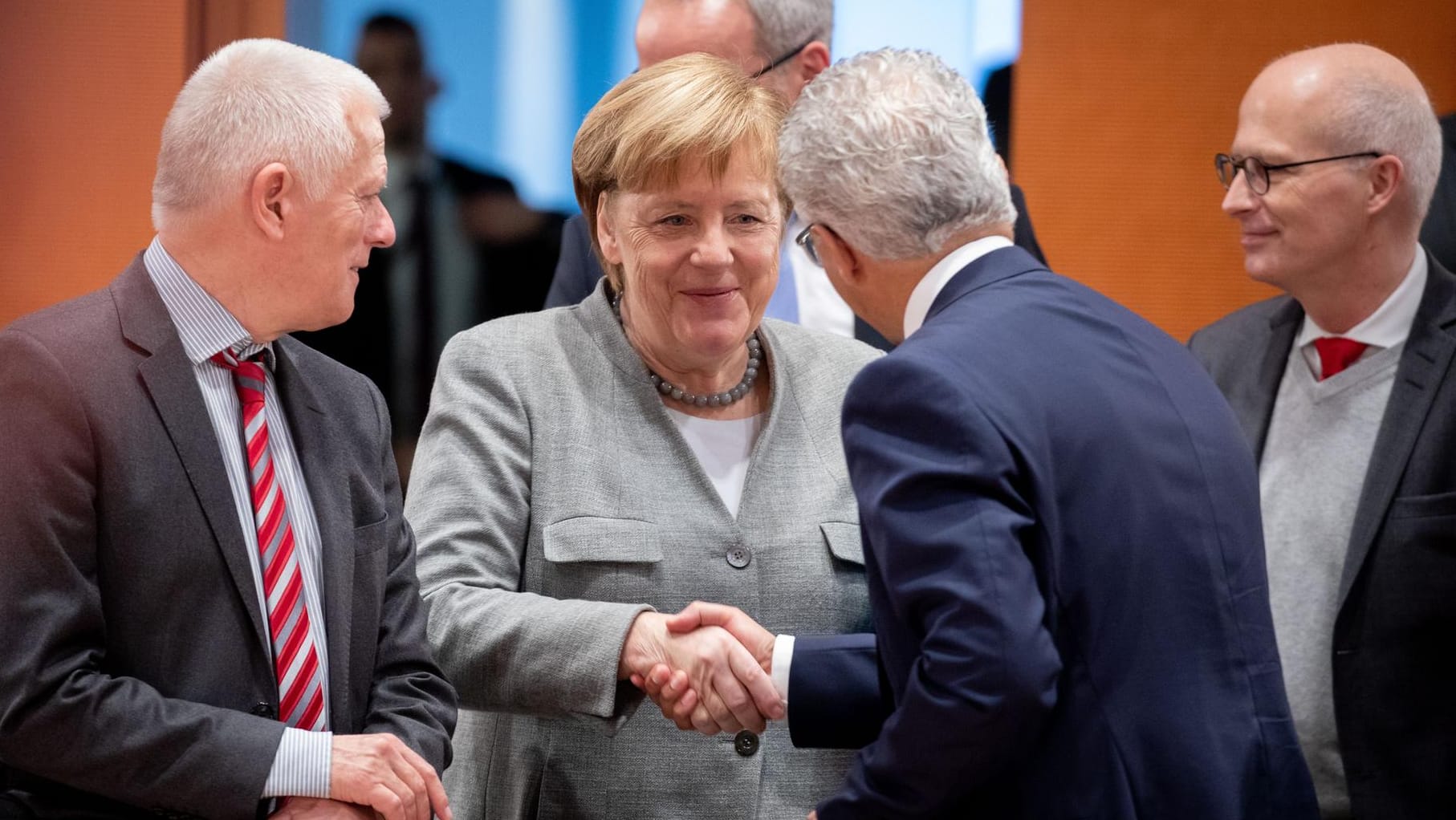 Bundeskanzlerin Angela Merkel (2.v.l., CDU) steht im Bundeskanzleramt neben Fritz Kuhn (Bündnis 90/Die Grünen, l), Oberbürgermeister von Stuttgart und stellvertretender Präsident des Deutschen Städtetages, sowie Hamburgs Ersten Bürgermeister Peter Tschentscher (SPD, r). Bundeskanzlerin Angela Merkel (2.v.l., CDU) steht im Bundeskanzleramt neben Fritz Kuhn (Bündnis 90/Die Grünen, l), Oberbürgermeister von Stuttgart und stellvertretender Präsident des Deutschen Städtetages, sowie Hamburgs Ersten Bürgermeister Peter Tschentscher (SPD, r).