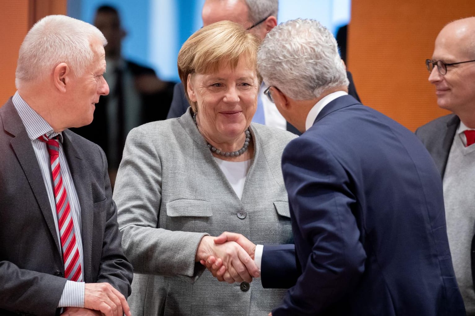 Bundeskanzlerin Angela Merkel (2.v.l., CDU) steht im Bundeskanzleramt neben Fritz Kuhn (Bündnis 90/Die Grünen, l), Oberbürgermeister von Stuttgart und stellvertretender Präsident des Deutschen Städtetages, sowie Hamburgs Ersten Bürgermeister Peter Tschentscher (SPD, r).