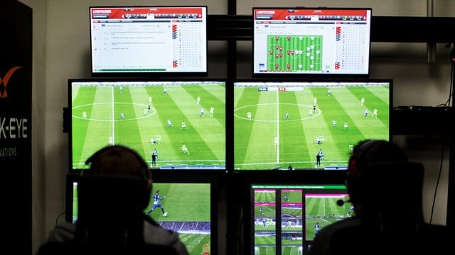 Auch in der Champions League kommt der Videoschiedsrichter bald zum Einsatz. Auch in der Champions League kommt der Videoschiedsrichter bald zum Einsatz.