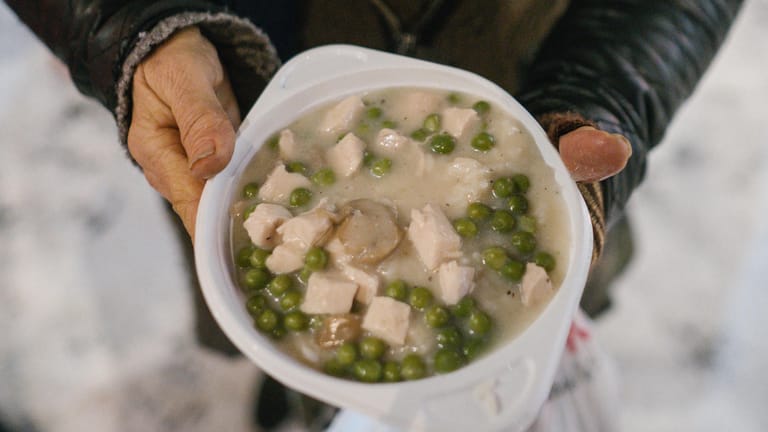 Mahlzeit in Hannover: Ein Kältebus der Johanniter verteilt Essen an Obdachlose. (Archivfoto)